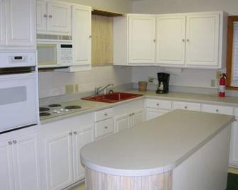 Full Apartment Amidst the Tall Trees! - Waxhaw - Cocina