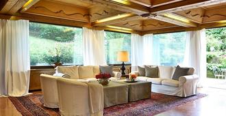 Hotel Dermuth Klagenfurt - Klagenfurt - Living room