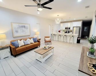 The Bluebonnet Peak - Brownsville - Living room