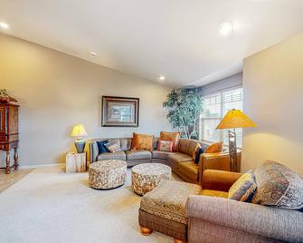 Classy and Convenient Dog-Friendly Condo with Private Balcony - Florence - Obývací pokoj