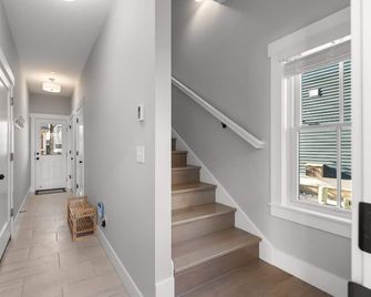 A Stairway to Heaven by Seabrook Hospitality - Pacific Beach - Escaleras