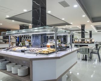 Hotel Benidorm East by Pierre & Vacances - Benidorm - Buffet