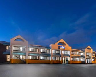 Howard Johnson by Wyndham Malden Boston Area - Malden - Будівля