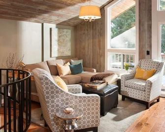 Stillwater Chalet-Saltwater pool, Hot Tub, Steam Shower, Stay 3 nights Pay for 2 - Whitefish - Salon