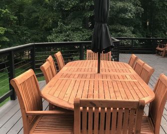 Beautiful, Fun Lakefront Retreat -- Perfect for family reunions / groups - Brookfield - Balcón