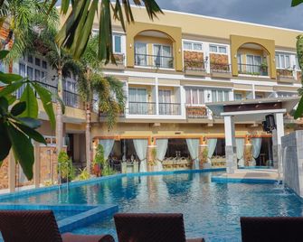 Ragazzi Resort Hotel - Naga - Piscina