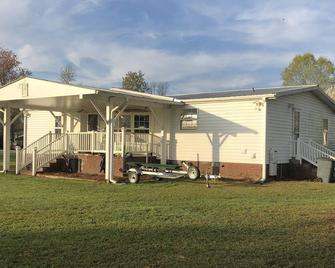 Cozy & Peaceful 3 bed 2 bath On the Water - Summerton - Building