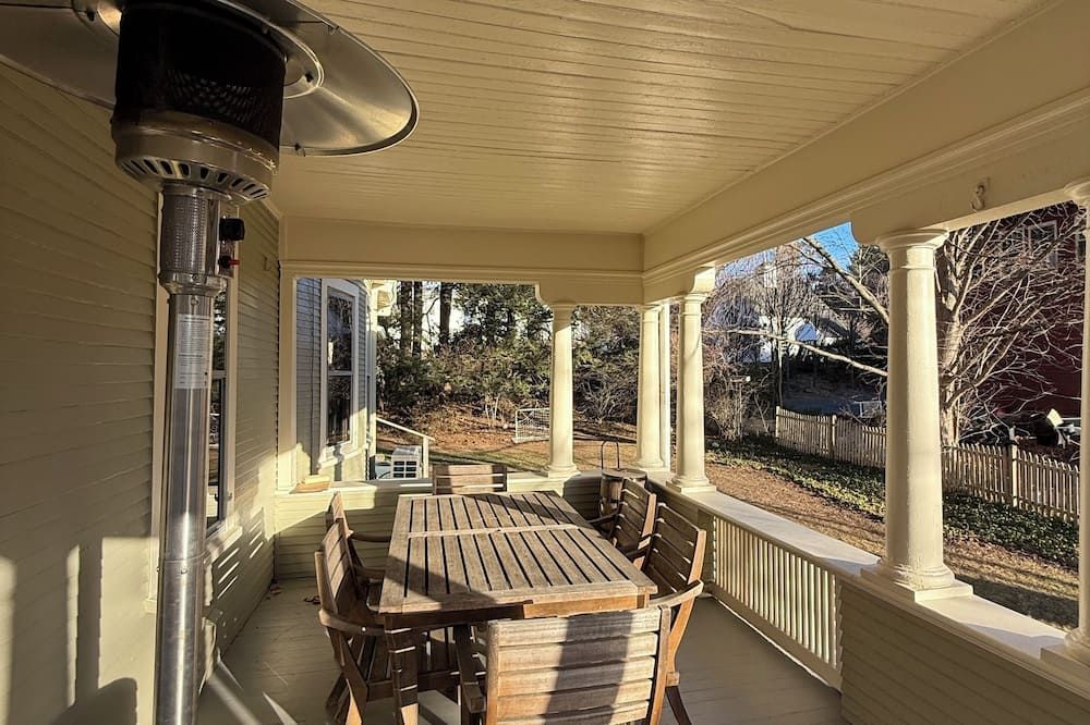 Beautiful Victorian Downtown Amherst w/ Electric Car Charger - Amherst - Balkón
