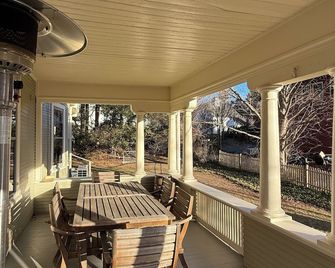 Beautiful Victorian Downtown Amherst w/ Electric Car Charger - Amherst - Balkón