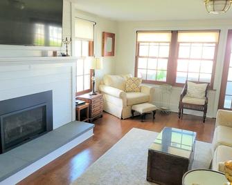 Coveted Cape Cottage home with open ocean view, and steps to private sandy beach - Cape Elizabeth - Soggiorno