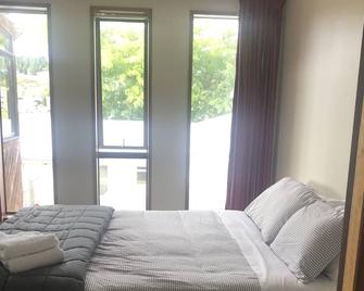 Centrally located to all Central Otago Attractions - Alexandra - Bedroom