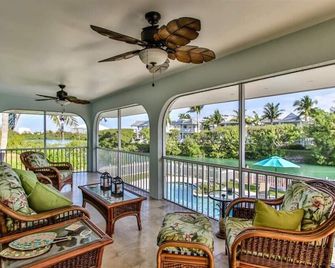 Turtle Time - Beautiful waterfront home with pool, dock and tropical landscaping - Duck Key - Living room