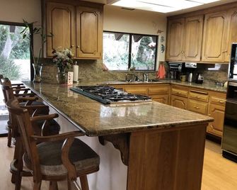 Family Home & Entertainers' Delight - Los Angeles - Kitchen