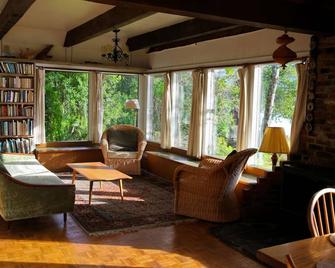 Your private retreat on the beach at Paradise Cove - Haines - Living room