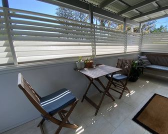 Avalon Beach Break is a Romantic airconditioned getaway100 meters to the beach! - Whale Beach - Balcón
