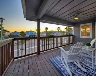 Dapper Dolphin by Avantstay Pool, Game Room - Port Aransas - Balcony