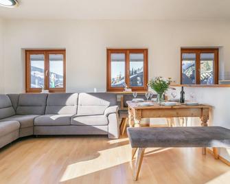 Spacious apartment close to the centre - أبلاش - غرفة معيشة