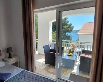 Rustig Gelegen 1 Slaapkamer Familie Appartement Slechts 30 m van zee - Kučište - Balcón