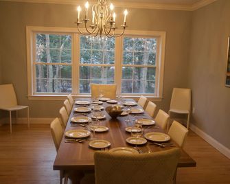 Beautiful 3600sq ft Sag Harbor Village Home, Saltwater Pool, Walk to Beach &Town - Sag Harbor - Dining room