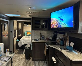Rv in Art District And Close to The Beach! Pool & Hot-Tub & Fenced/Pet-Friendly! - Melbourne - Kitchen