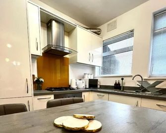 Apartment-Sleeps4-Parking-Balcony - Twickenham - Kitchen