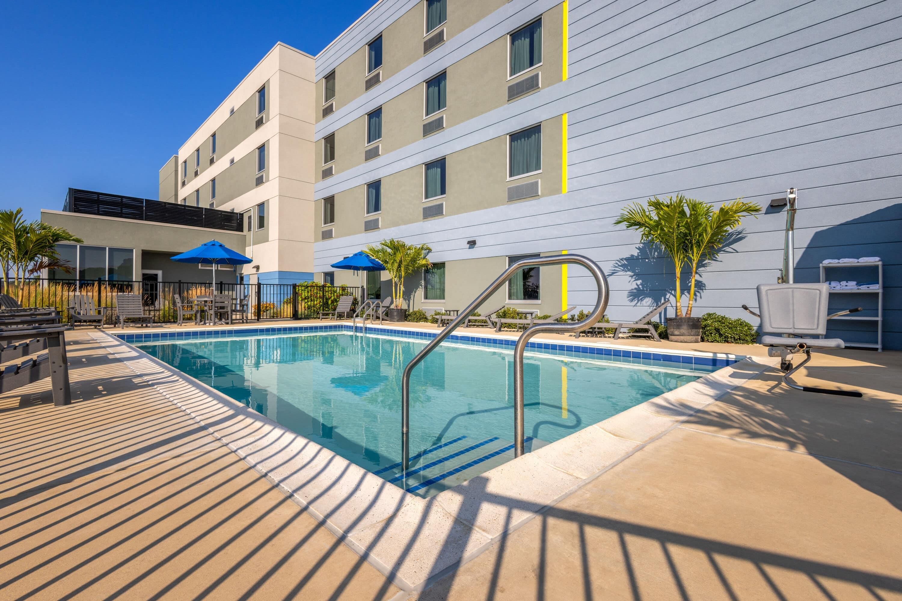 Microtel Inn & Suites by Wyndham Rehoboth Beach - רהובות' ביץ' - בריכה
