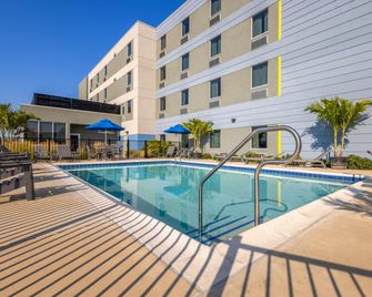 Microtel Inn & Suites by Wyndham Rehoboth Beach - רהובות' ביץ' - בריכה