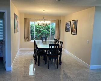  4-bedroom house in fantastic San Diego with HVAC Family-Friendly, New - San Diego - Dining room