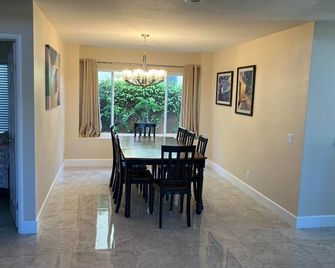 4-bedroom house in fantastic San Diego with HVAC Family-Friendly, New - סן דייגו - חדר אוכל