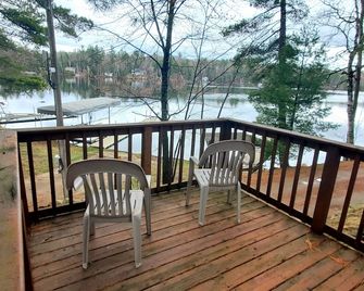 Shady Rest Cabin #2, lakefront, firepit, sleeps 6, pets welcome, sandy beach - Rhinelander - Balcony