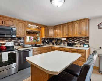 The Mad River Cabin in Thornton: Ski, Nature, Trails, Golf Getaway - Thornton - Kitchen