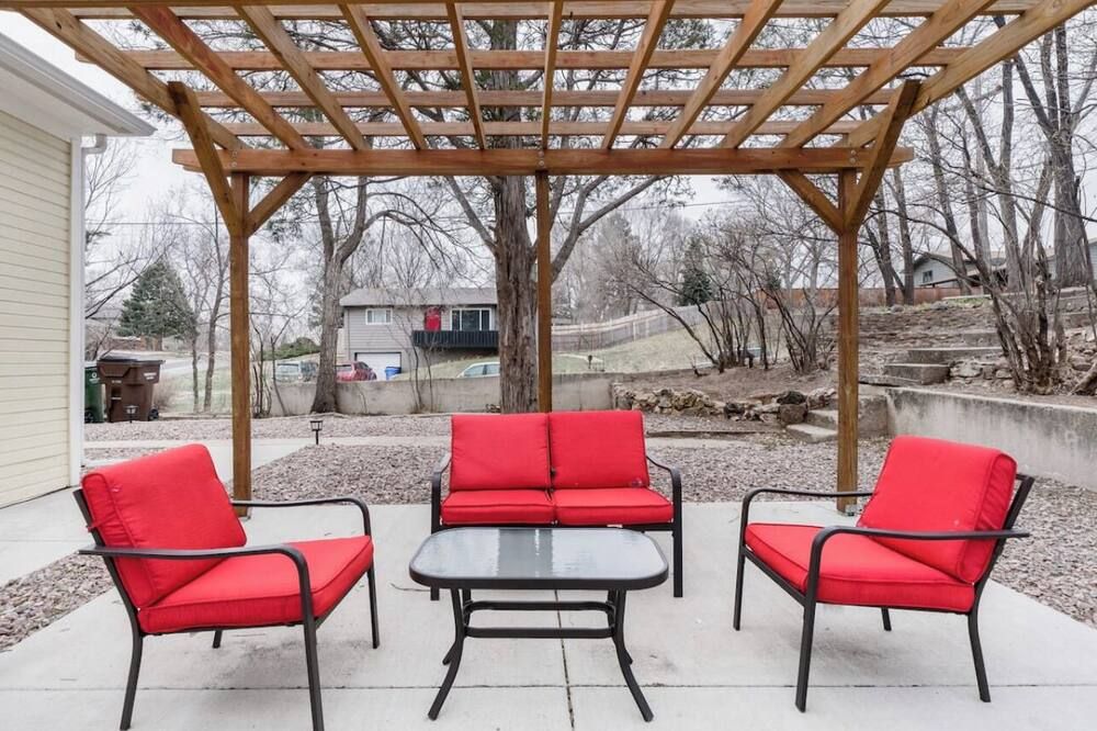 Relax and Unwind at this Colorado Springs Haven with Private Pergola and BBQ - Colorado Springs - Patio