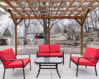 Relax and Unwind at this Colorado Springs Haven with Private Pergola and BBQ - Colorado Springs - Pátio