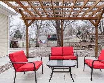 Relax and Unwind at this Colorado Springs Haven with Private Pergola and BBQ - Colorado Springs - Patio