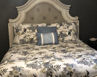 Peaceful Pleasures 3 Bedrooms, Sleeps 8 1.3 Miles to the Pioneer woman Museum! - Ponca City - Bedroom