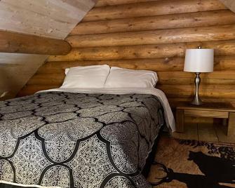 Lofted log cabin with fire table - Kelowna - Bedroom