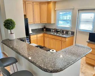 Rustling Leaves 2bd/1 ba Upstairs Parking/Laundry - San Pedro - Kitchen