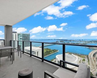 Ultimate Elegance Studio with Panoramic City Views - Miami - Balcony