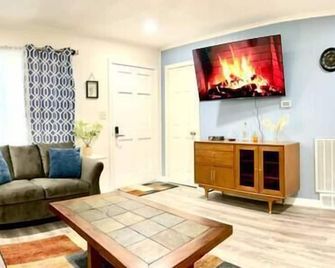 Cozy Thomasville Stay-Fast Wifi & Private Carport - Thomasville - Huiskamer