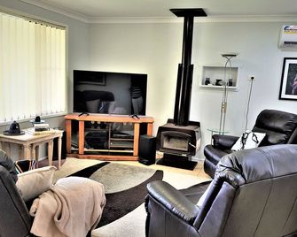 Combined Family Retreat Home & Flat on Moona Moona Creek - Huskisson - Salon