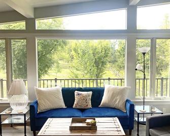 Scenic Lookout - Short Walk to Rec, Goggin, Uptown - Oxford - Wohnzimmer