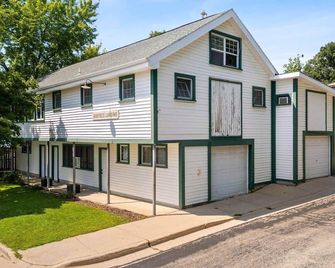 Boathouse ~rock Lake~hottub~ Pet-Friendly - Lake Mills - Building
