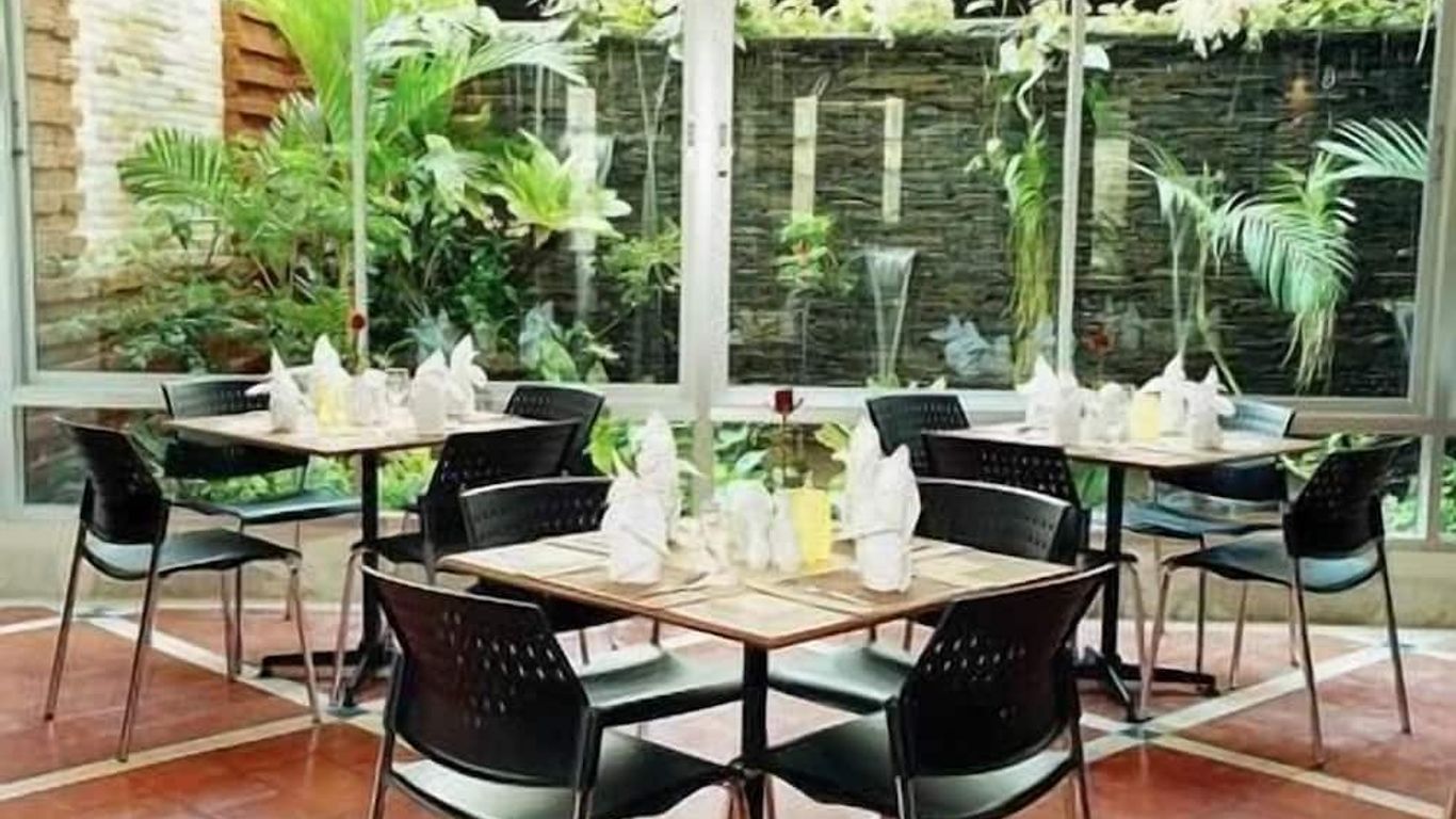 هادياي جولدن كراون هوتل