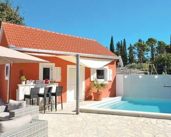 Four-Bedroom Holiday Home In Zedno - Trogir - Πισίνα
