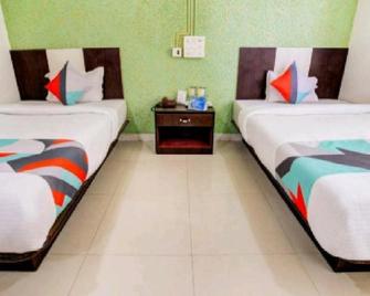 Chirom Hotel - Guwahati - Bedroom