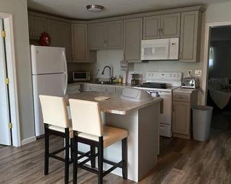 Farmhouse Country Cottage - Loxahatchee - Kitchen