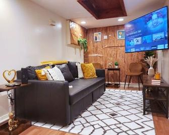 Modern 2BR - Ideal for Med Rotations & Biz Trips - Queens - Living room