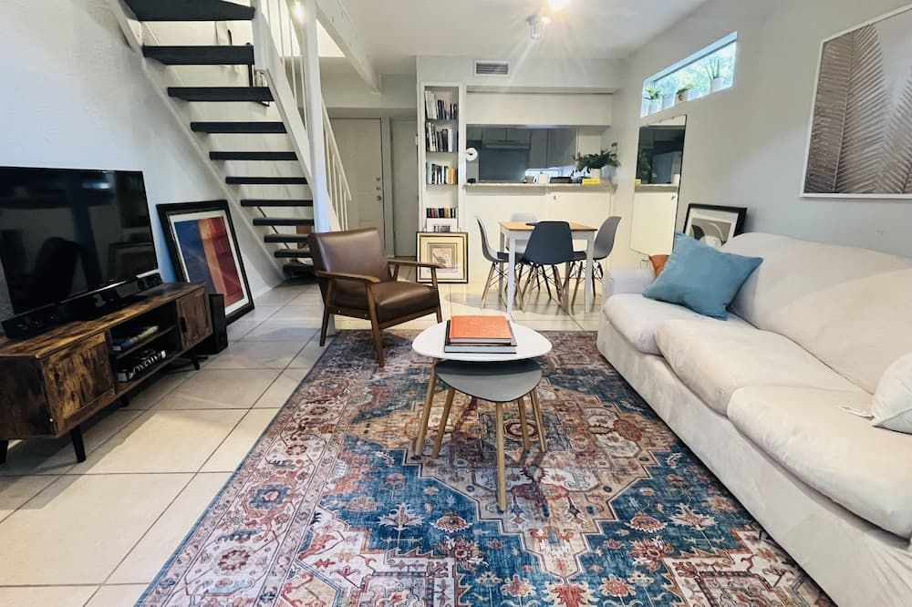 Pet-Friendly Uptown Dallas Loft with Patio & Grill - דאלאס - סלון