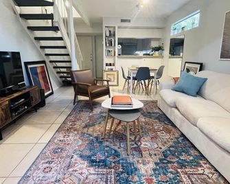 Pet-Friendly Uptown Dallas Loft with Patio & Grill - דאלאס - סלון