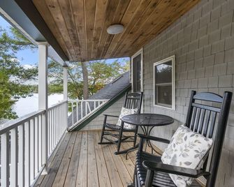Lakeside Living w\sandy beach, gas fireplace -easy 25 minute commute to Portland - Gray - Balcony
